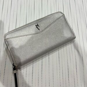 Simply Vera by Vera Wang Signature Wallet in Silver